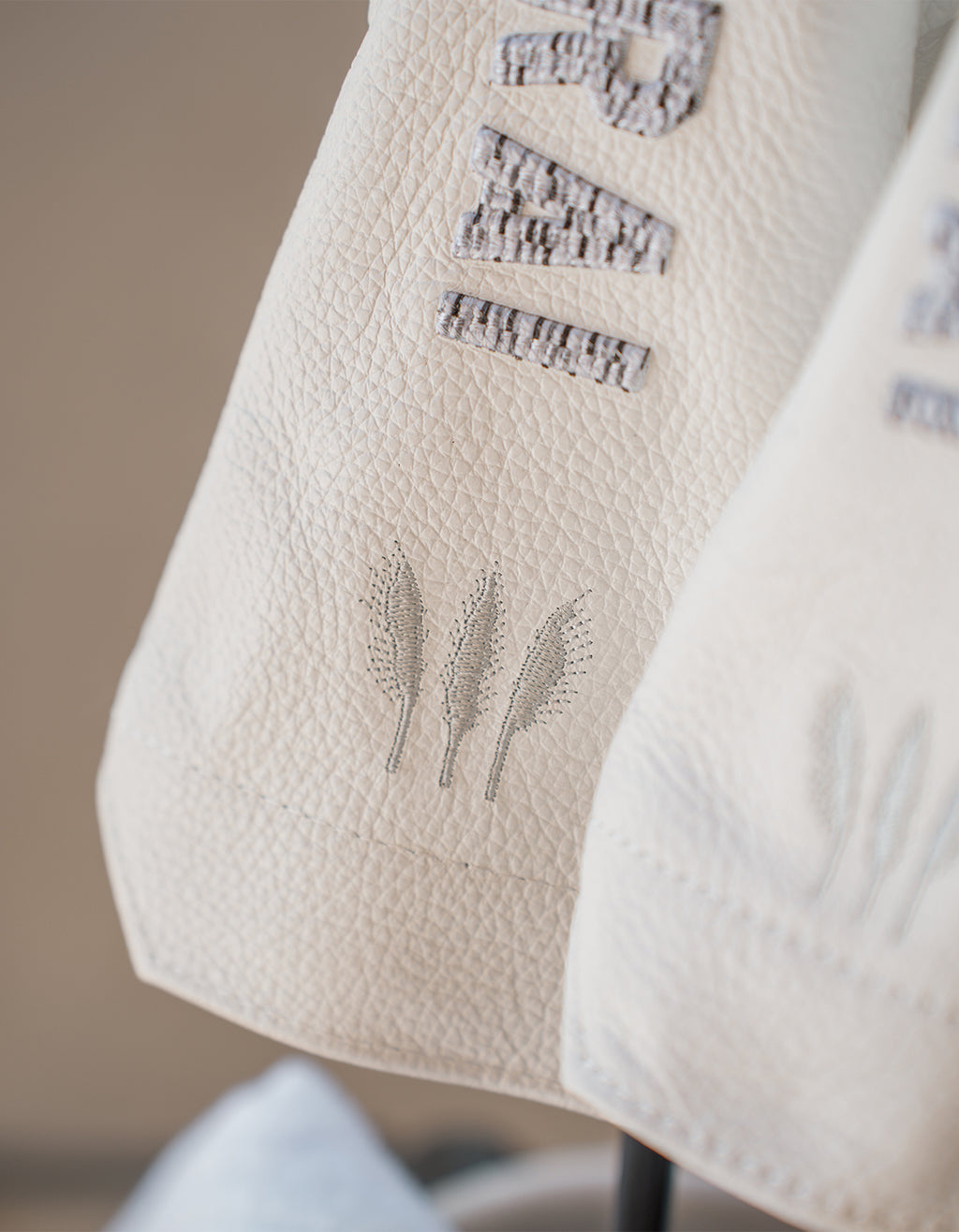 Vanto Headcover | White/Grey Chain Stitch