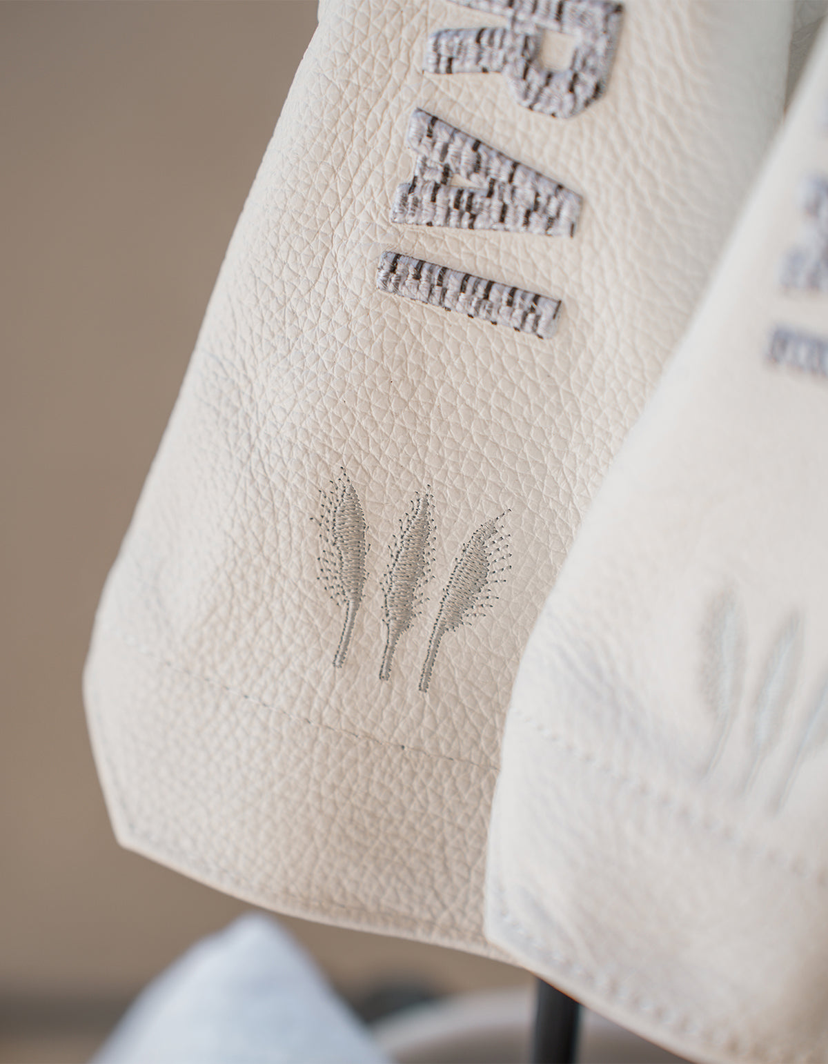 Vanto Headcover | White/Grey Chain Stitch